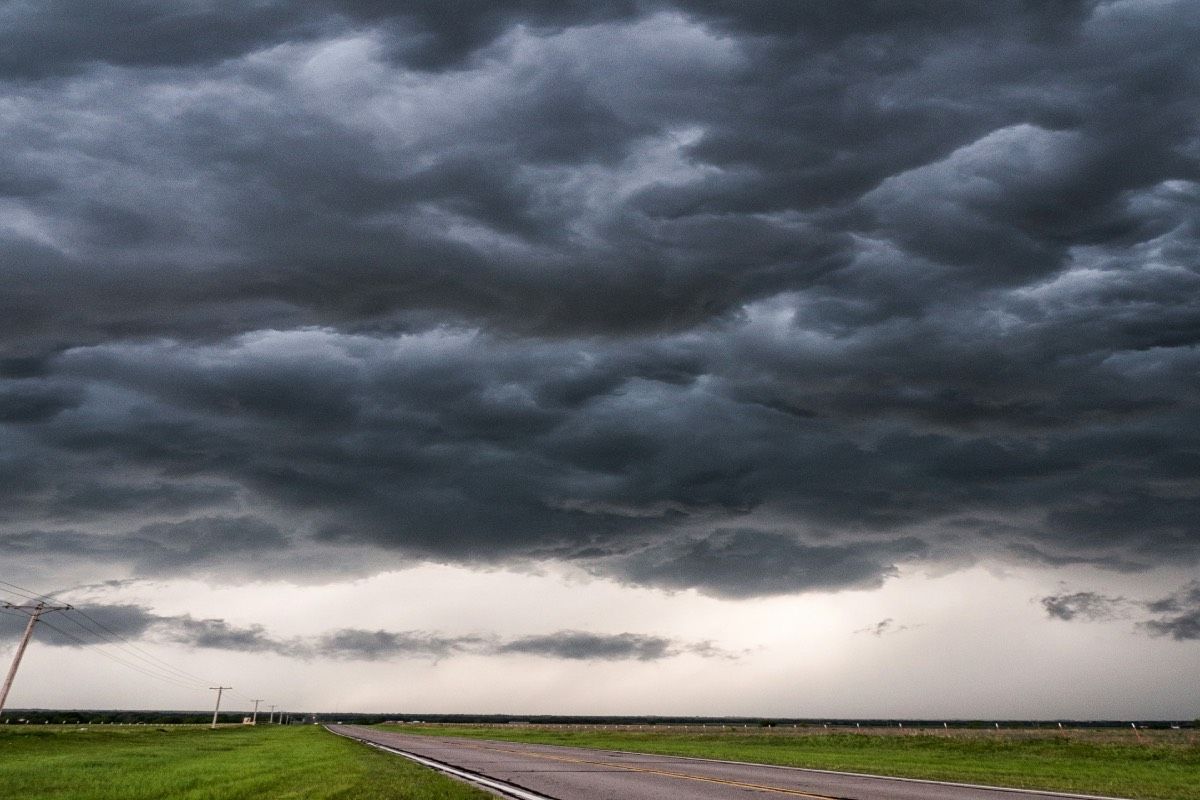 Dunkle Wolken ziehen auf, Raychel Sanner via Unsplash