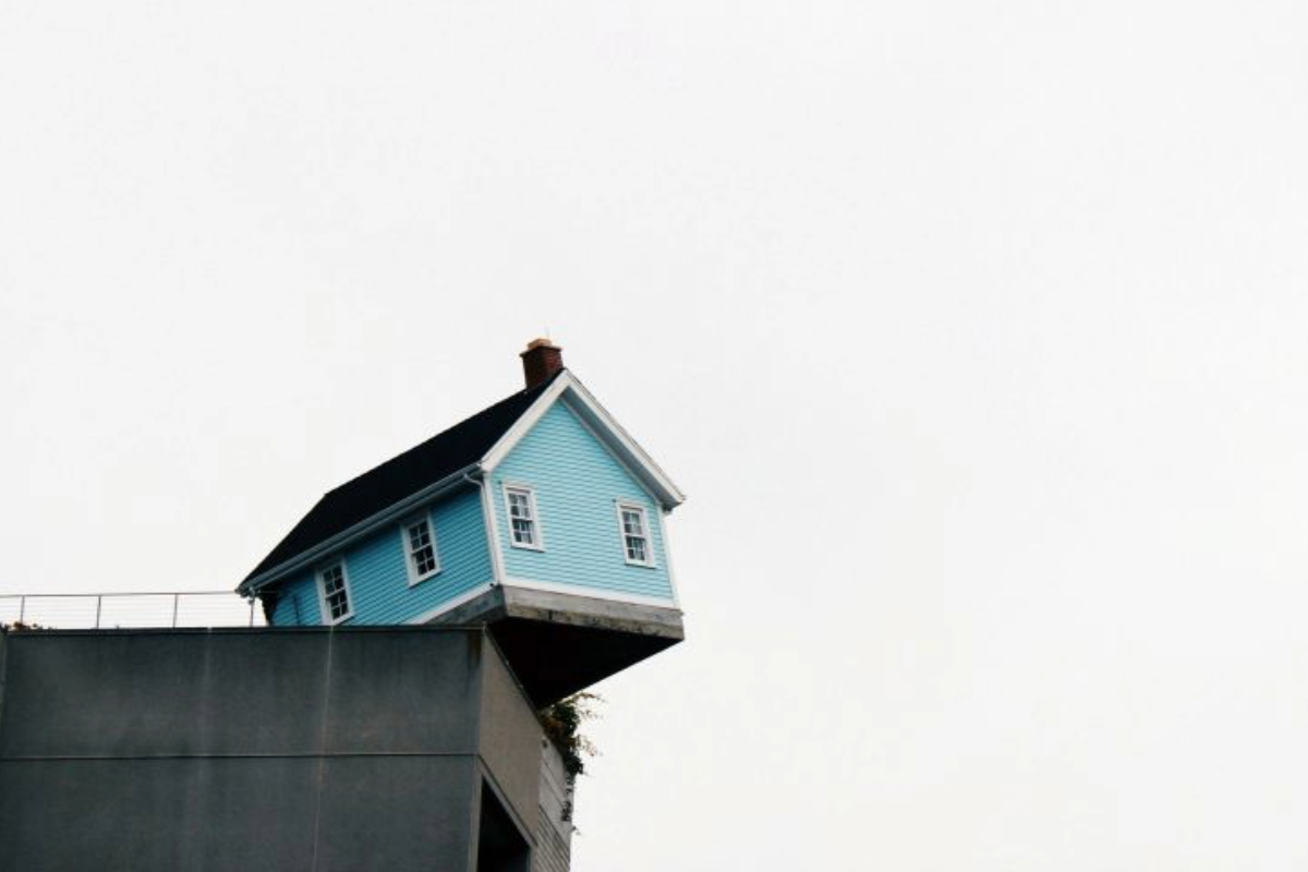 Die soziale Absicherung auf der Kippe; Bild von Cindy Tang via Unsplash