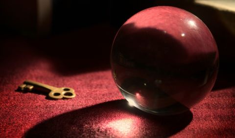 Symbolbild - Zukunft: Glaskugel und Schlüssel © Michael Dziedzic via Unsplash