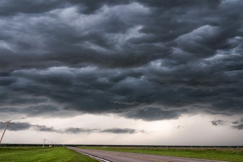 Dunkle Wolken ziehen auf, Raychel Sanner via Unsplash