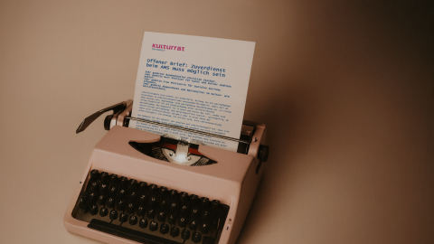 Symbolbild: Offener Brief wird auf Schreibmaschine getippt